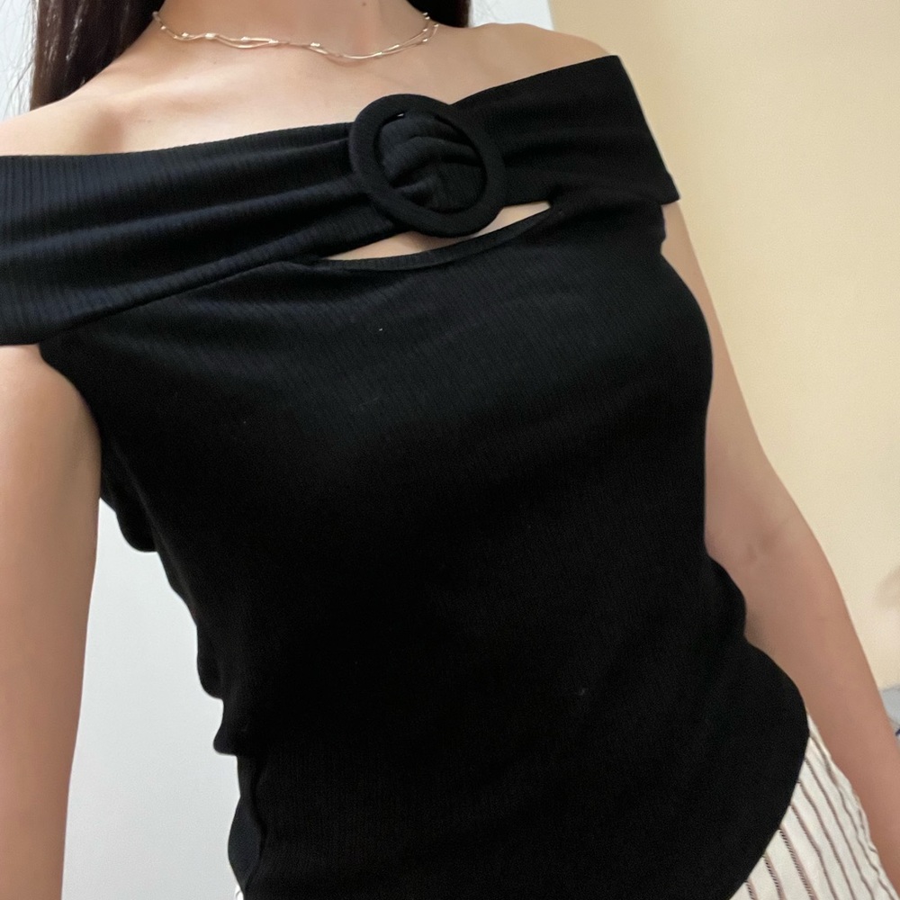 Unkown brand, black color, size shown L/XL, but my size S and it’s a little big